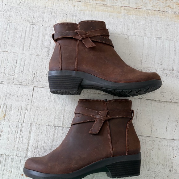 Clarks Angie Spice Ankle Boots size 7.5 WIDE Brown Oiled Leather Booties - Picture 14 of 14